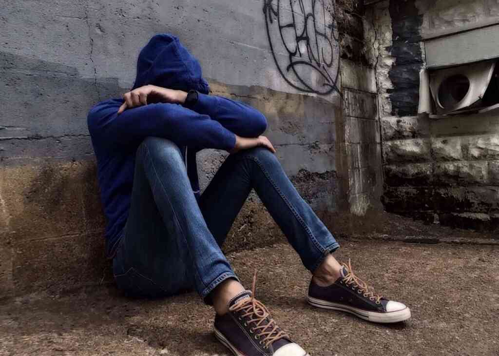 高卒のまま社会に出てみると、高卒と大卒の違いという壁にぶち当たり、学歴にコンプレックスを感じてしまう場面がたくさんあるでしょう。学歴のコンプレックスを解消するために、やるべきこととはなにかを重点的に紹介し、転職や就職に有利な支援を活用する方法について解説します。