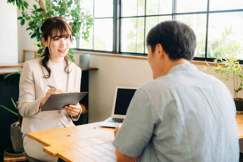 保険営業の仕事内容|きつい理由や年収、向いている人を紹介