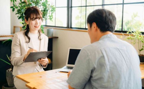 保険営業の仕事内容｜きつい理由や年収、向いている人を紹介