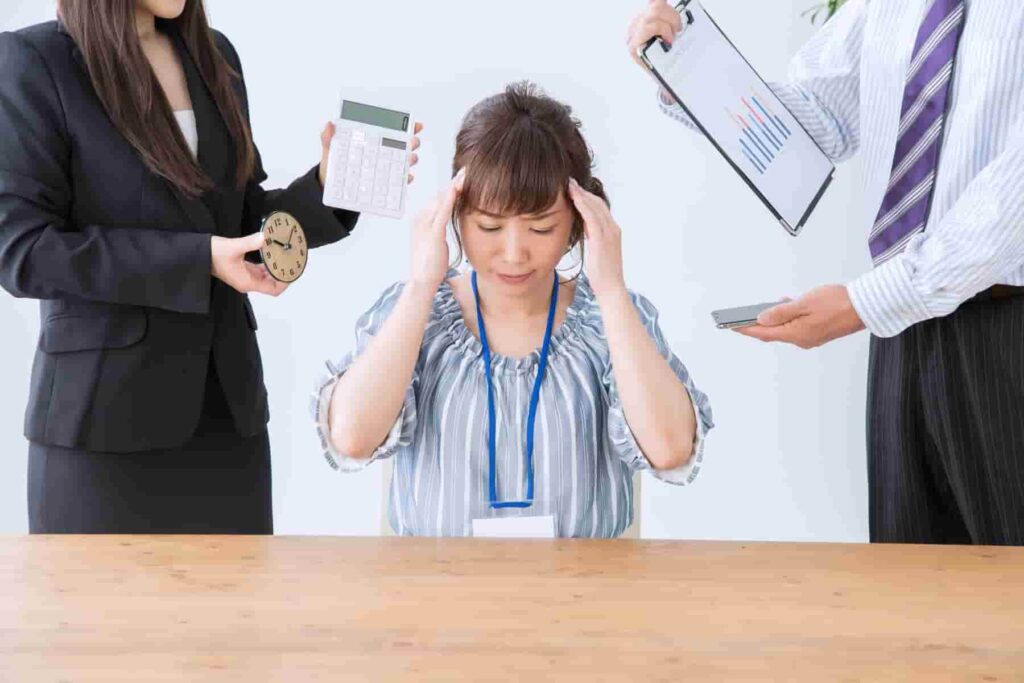 ブラック企業の特徴20選を紹介!ホワイト企業で働くためのコツも解説
