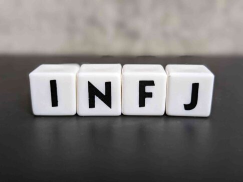 INFJ(提唱者)に向いてる仕事12選!性格から分かる適職一覧