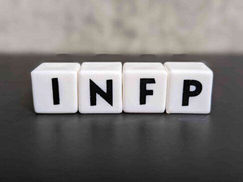 INFP(仲介者)に向いてる仕事15選!性格から分かる適職一覧