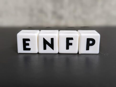 ENFP（運動家）タイプとは？意味や特徴、よくある質問を解説！
