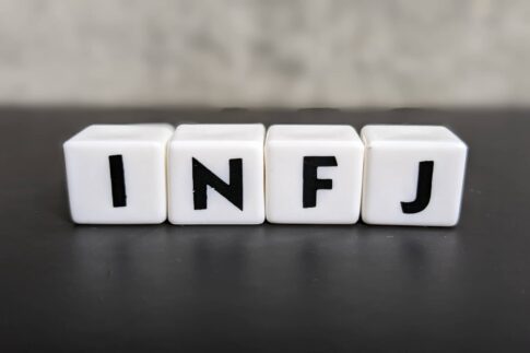 INFJ（提唱者）タイプとは？意味や特徴、よくある質問を解説！