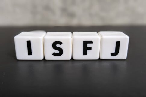 ISFJ（擁護者）タイプとは？意味や特徴、よくある質問を解説！