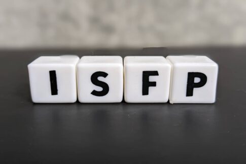 ISFP（冒険家）タイプとは？意味や特徴、よくある質問を解説！