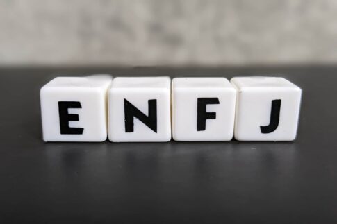 ENFJ（主人公）タイプとは？意味や特徴、よくある質問を解説！