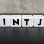 INTJ（建築家）タイプとは？意味や特徴、よくある質問を解説！