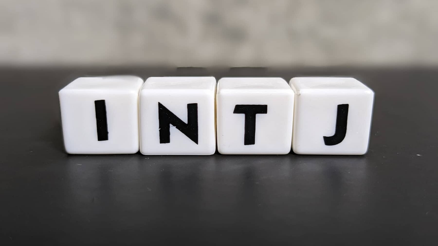 INTJ（建築家）タイプとは？意味や特徴、よくある質問を解説！