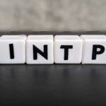 INTP（論理学者）タイプとは？意味や特徴、よくある質問を解説！