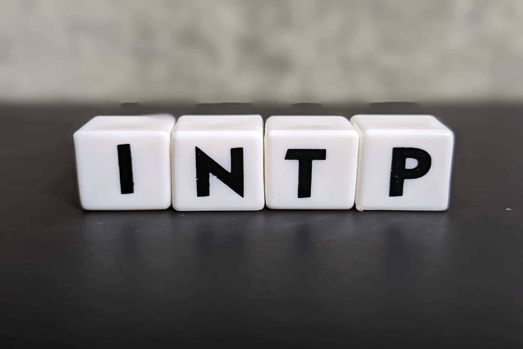 INTP（論理学者）タイプとは？意味や特徴、よくある質問を解説