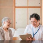 社会福祉士になるには？仕事内容や年収、就職する方法を解説