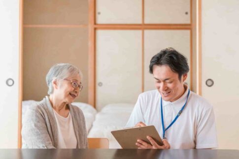 社会福祉士になるには？仕事内容や年収、就職する方法を解説
