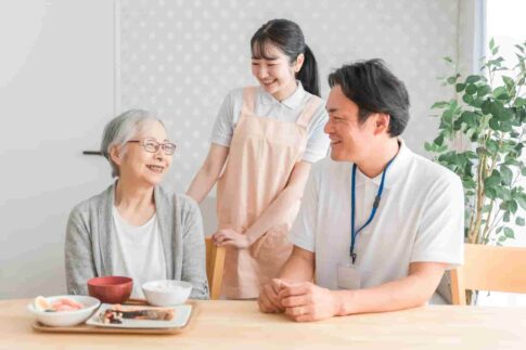 フリーターから介護職は可能！理由や就活方法と向いている人を解説