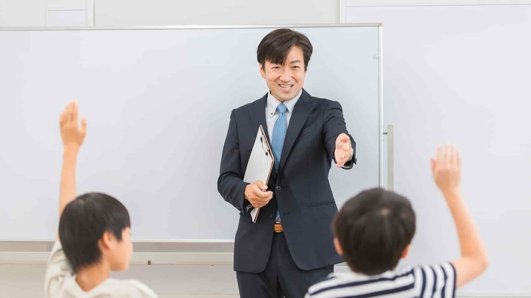 塾講師になるには?仕事内容や年収、就職が有利になる資格を解説