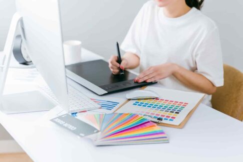 イラストレーターになるには？仕事内容や年収、就職する方法を解説