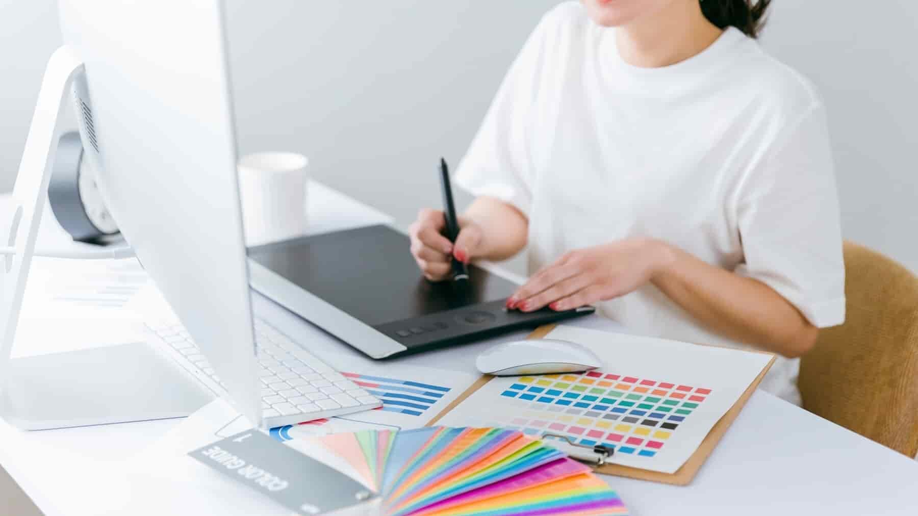 イラストレーターになるには？仕事内容や年収、就職する方法を解説