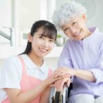 高卒も介護士として働ける!介護福祉士の資格の取り方や年収も解説