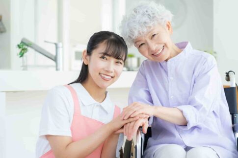 高卒も介護士として働ける！介護福祉士の資格の取り方や年収も解説