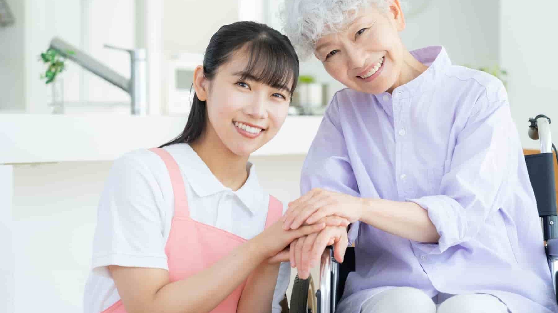 高卒も介護士として働ける!介護福祉士の資格の取り方や年収も解説